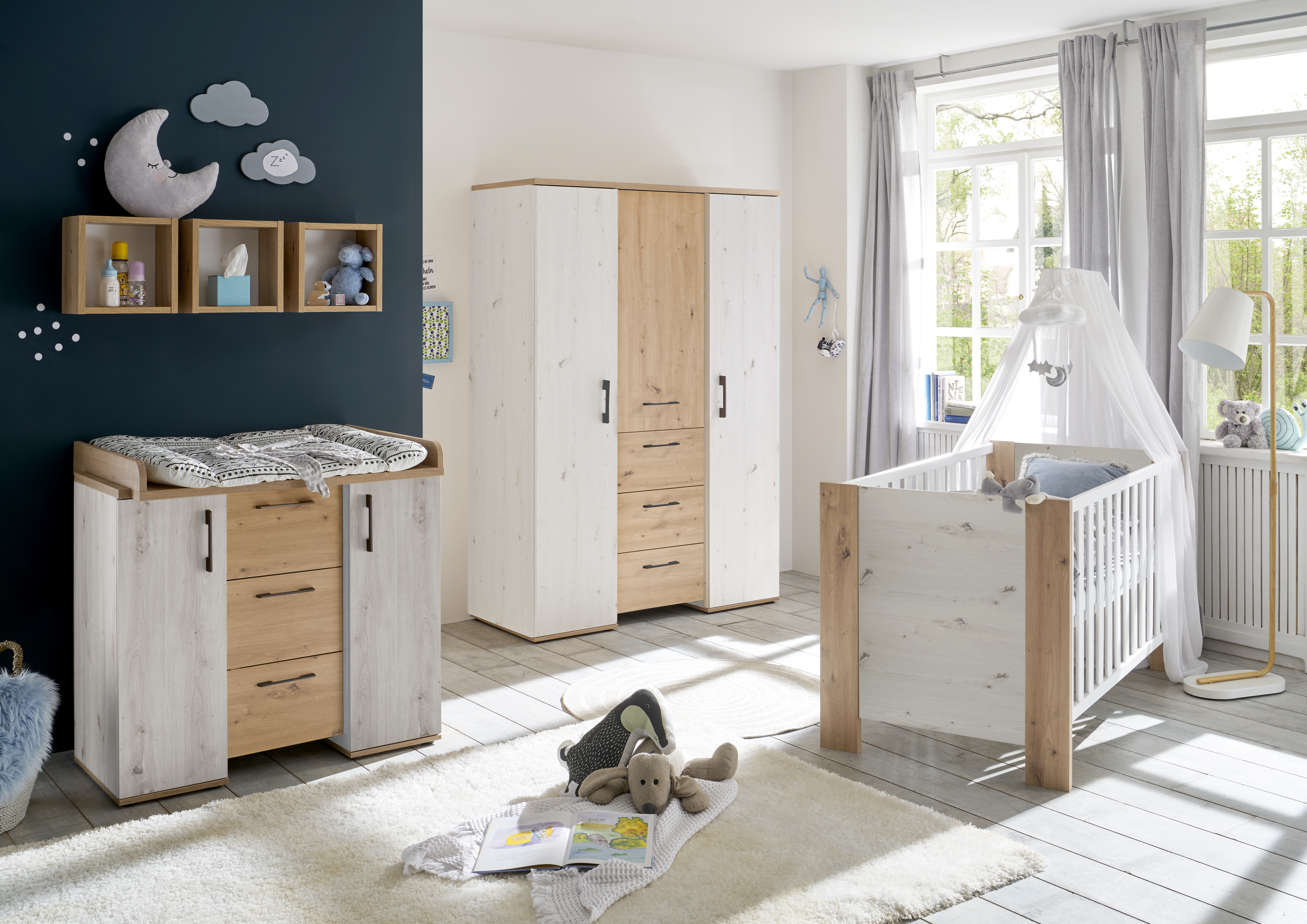 Babyzimmer mit Wickelkommode und Kinderschrank von SKS wohnen